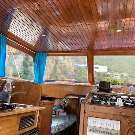 Botel Aloha Jak's Boat Alassio