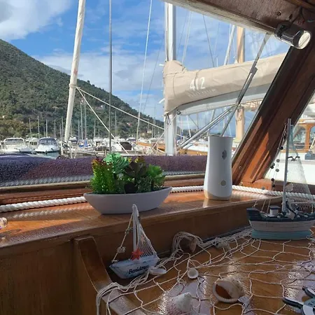 Botel Aloha Jak's Boat