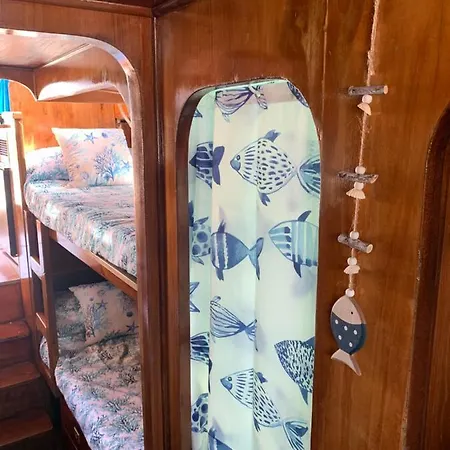 Botel Aloha Jak's Boat *