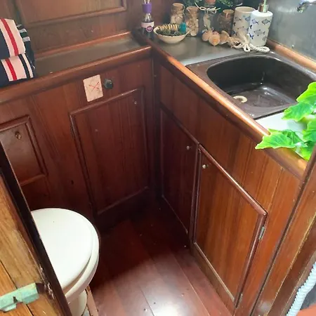 Aloha Jak's Boat Botel *