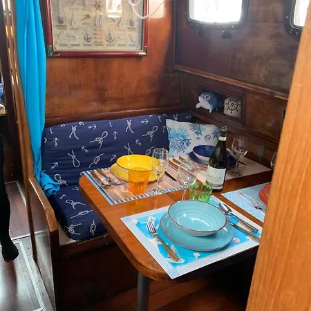 Aloha Jak's Boat Botel Alassio