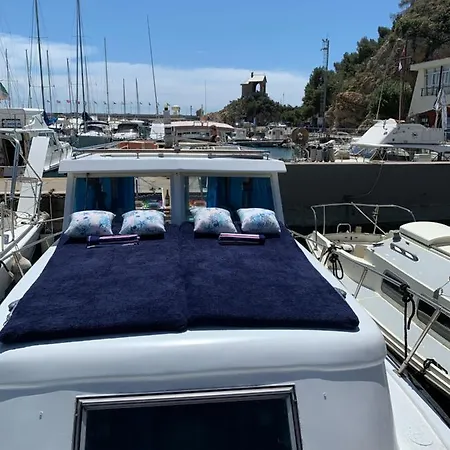 Aloha Jak's Boat Botel *