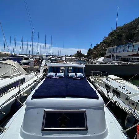 Aloha Jak's Boat Botel *