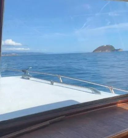 Aloha Jak's Boat Botel *
