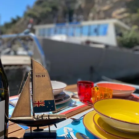 Aloha Jak's Boat Botel Alassio