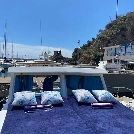 Aloha Jak's Boat Botel *