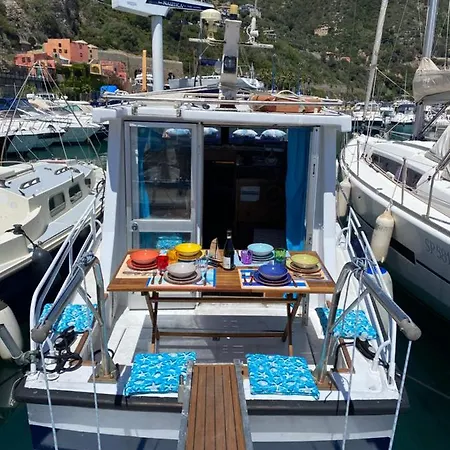 Aloha Jak's Boat Botel Alassio