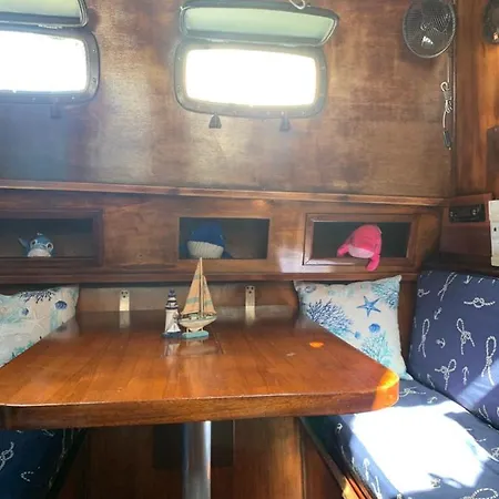 Aloha Jak's Boat Botel Alassio