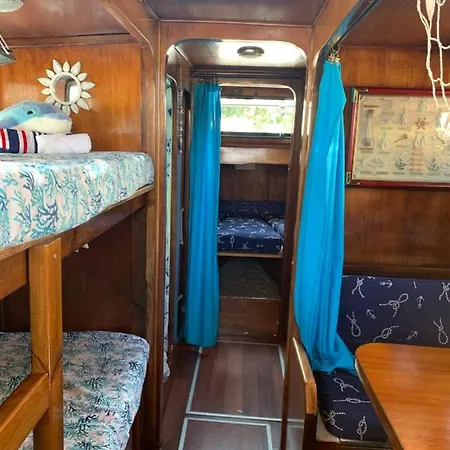 Aloha Jak's Boat Botel
