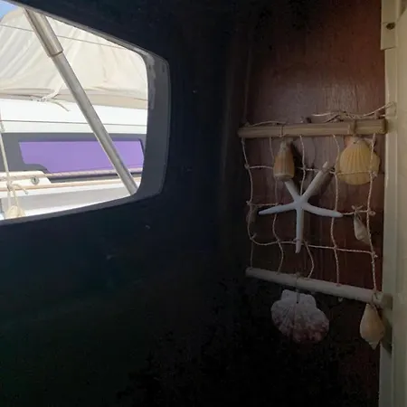 Aloha Jak's Boat Botel *