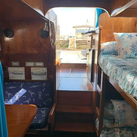 Botel Aloha Jak's Boat