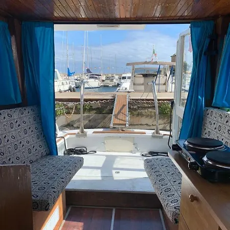 Botel Aloha Jak's Boat *