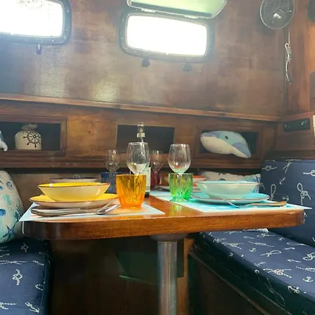 Aloha Jak's Boat Botel Alassio