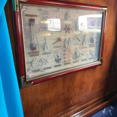 Aloha Jak's Boat Botel *