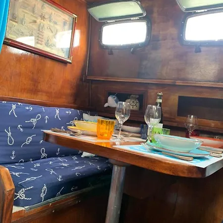 Botel Aloha Jak's Boat Alassio