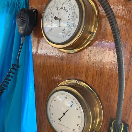 Aloha Jak's Boat Botel *
